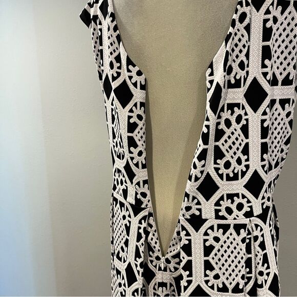 Elegant Black and White Geometric scoop neck fit and flare Dress size 12 - Picture 10 of 15